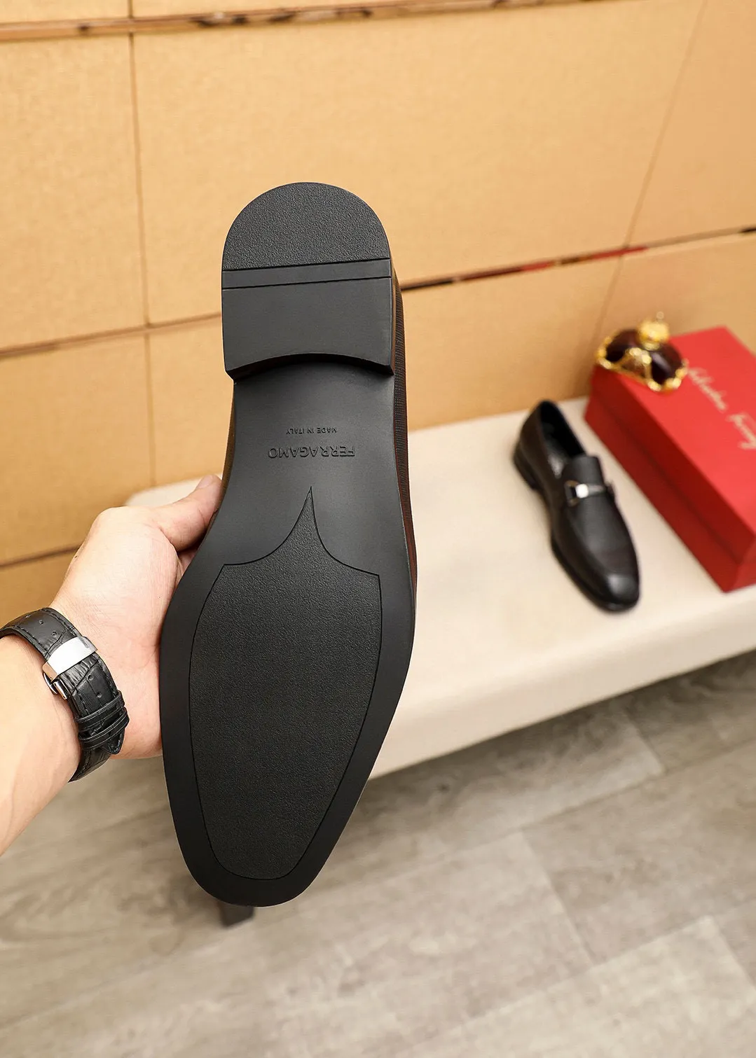 Men's shoes💰460💰 Product trademark: Ferragamo "Ferragamo" casual leather shoes Regular size: 38-44 (45🉑️customized) Product materials: Selected imported first-layer cross-grain cowhide leather upper + luxury hardware buckle, imported water-dyed cowhide leather lining. Strong three-dimensional visual effect, original outsole color: 1⃣️color optional